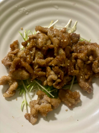 濃い味付けにご飯が進む？豚こまの甘辛ごま炒め♪