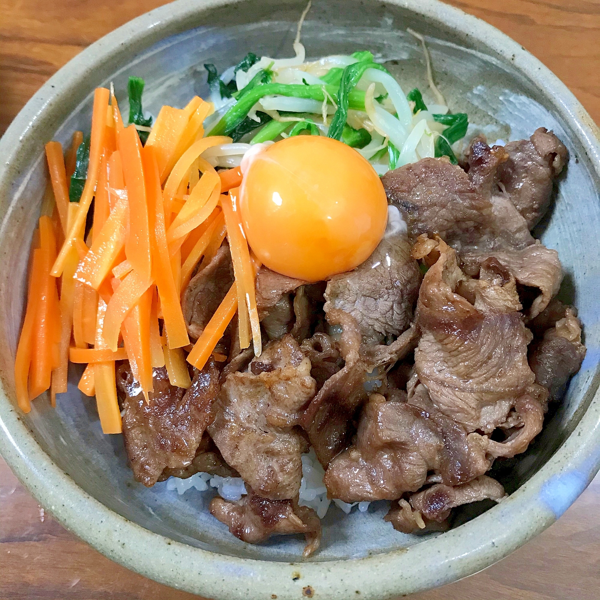 人参・ほうれん草もやし・牛肉でビビンバ風丼