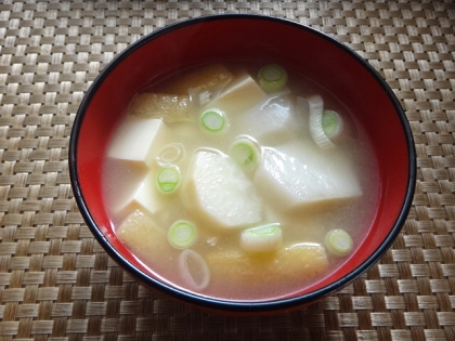 里芋と豆腐と油揚げねぎの味噌汁