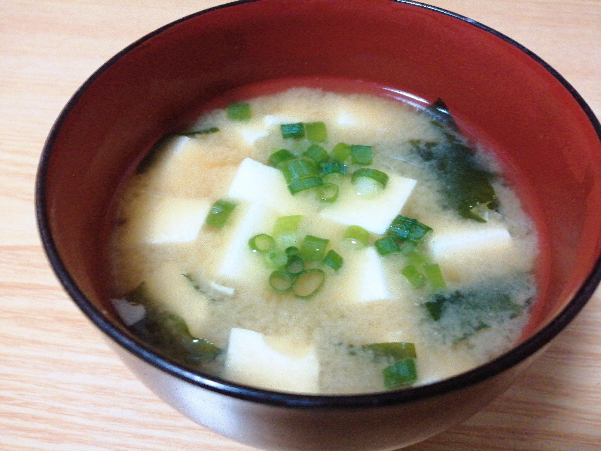 豆腐とわかめと小ねぎの味噌汁