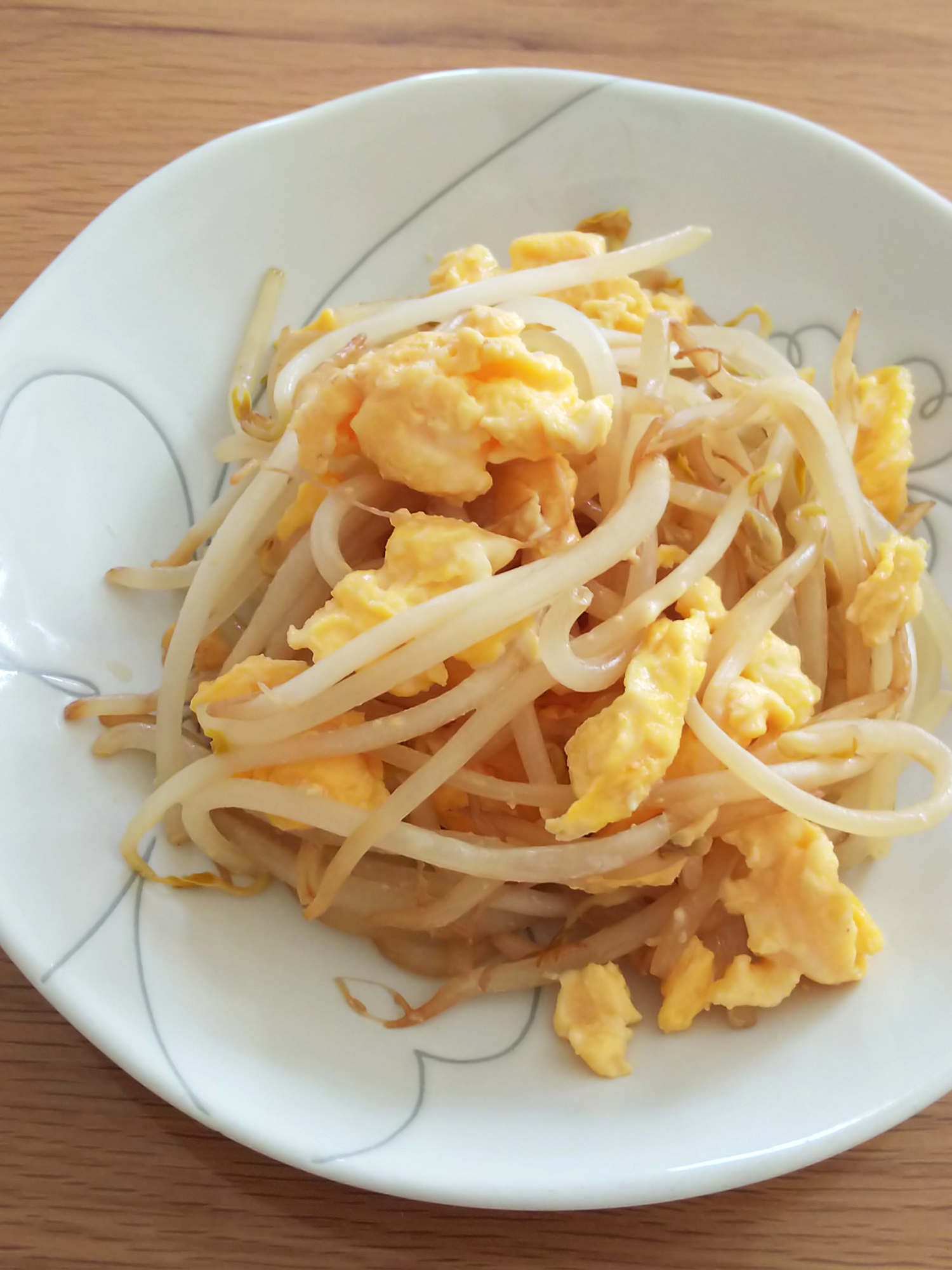 チーズ入りスクランブルエッグのもやし炒め