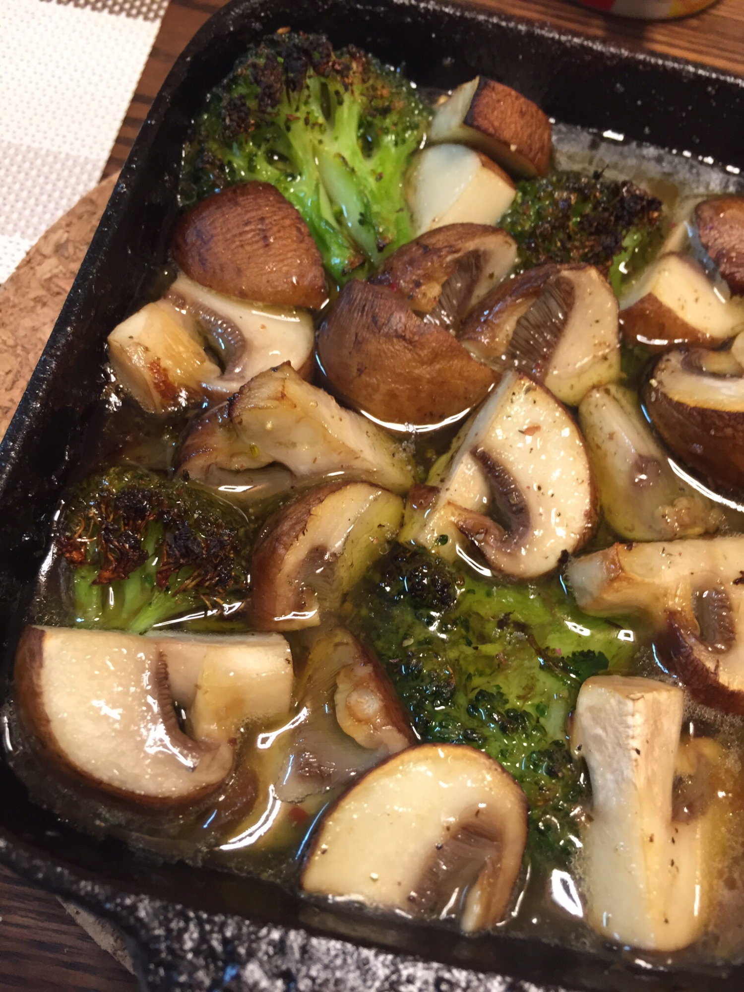 熱々!マッシュルームとブロッコリーのアヒージョ