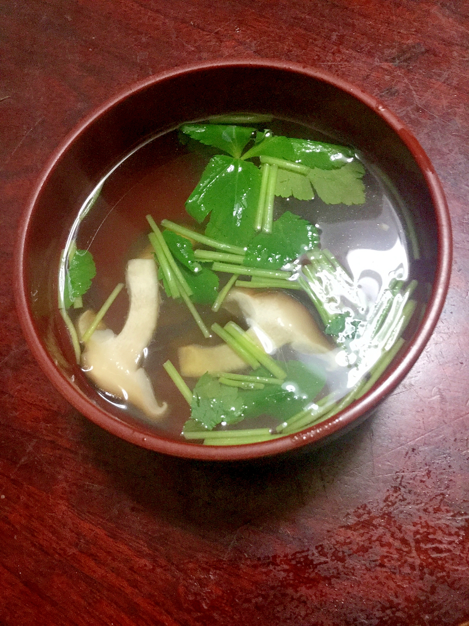 三つ葉と生椎茸のお吸い物。