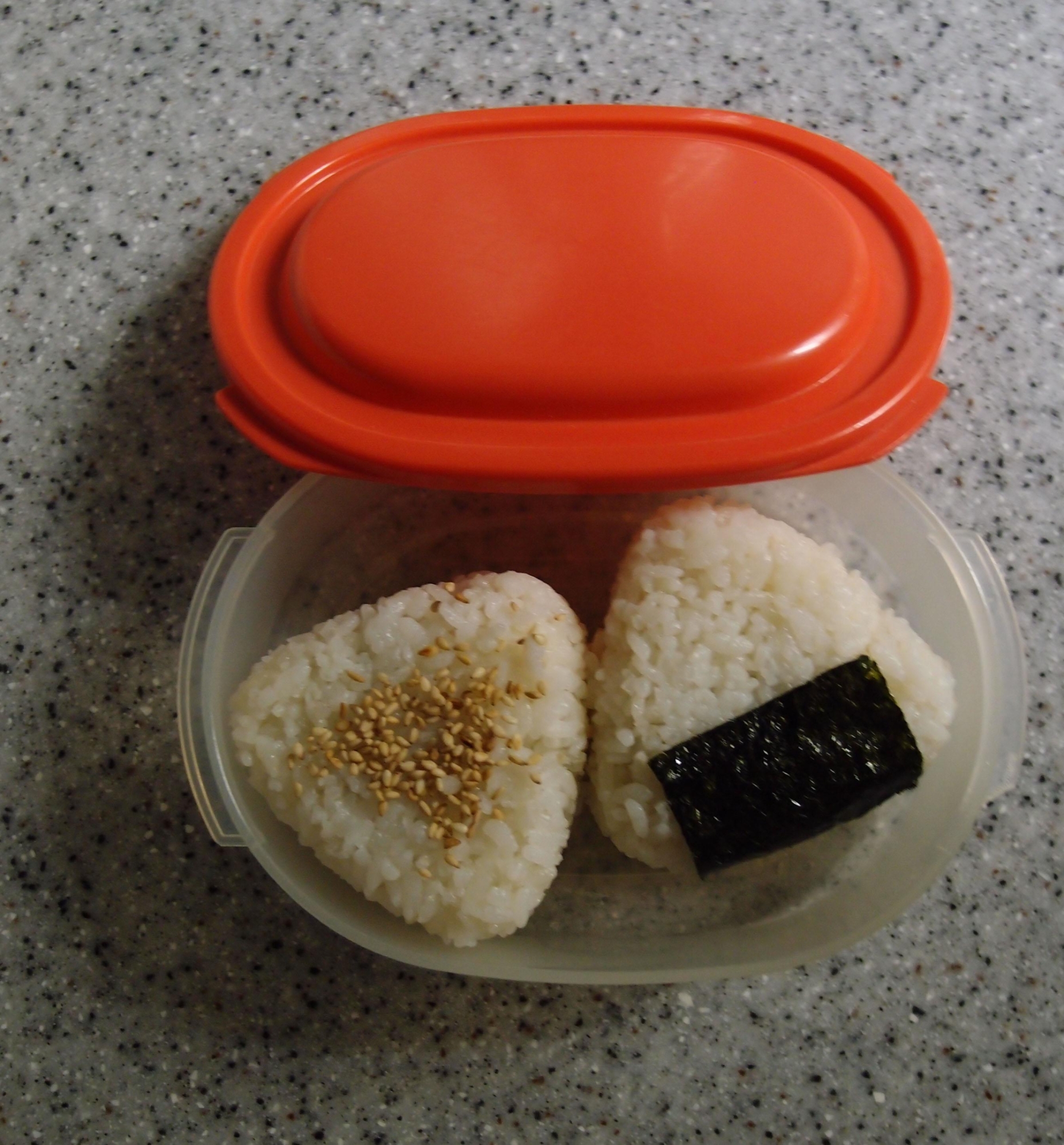 スナップエンドウのおにぎり弁当