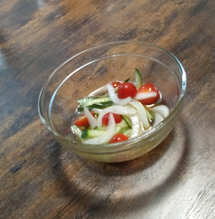 トマトと新玉ねぎとキュウリのサラダ