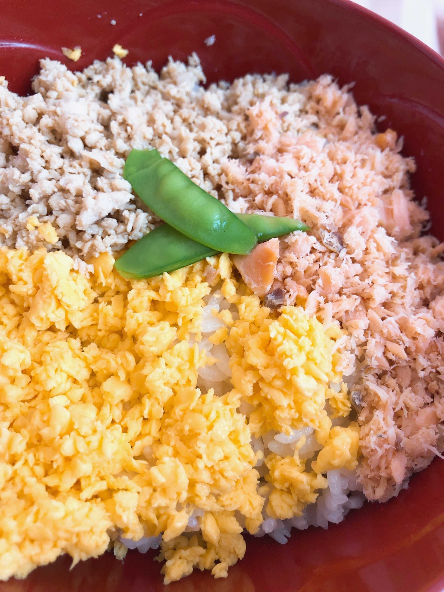 キレイだね！春らしい3色そぼろ丼♡