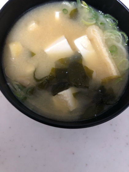 豆腐・わかめ・油揚げの味噌汁