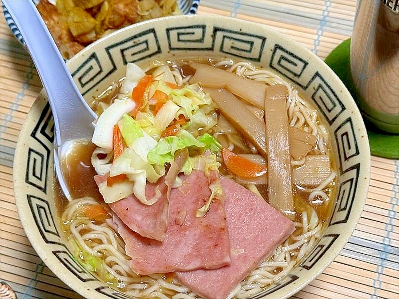 案外合う合う、ポークソと野菜炒めの醤油ラーメン