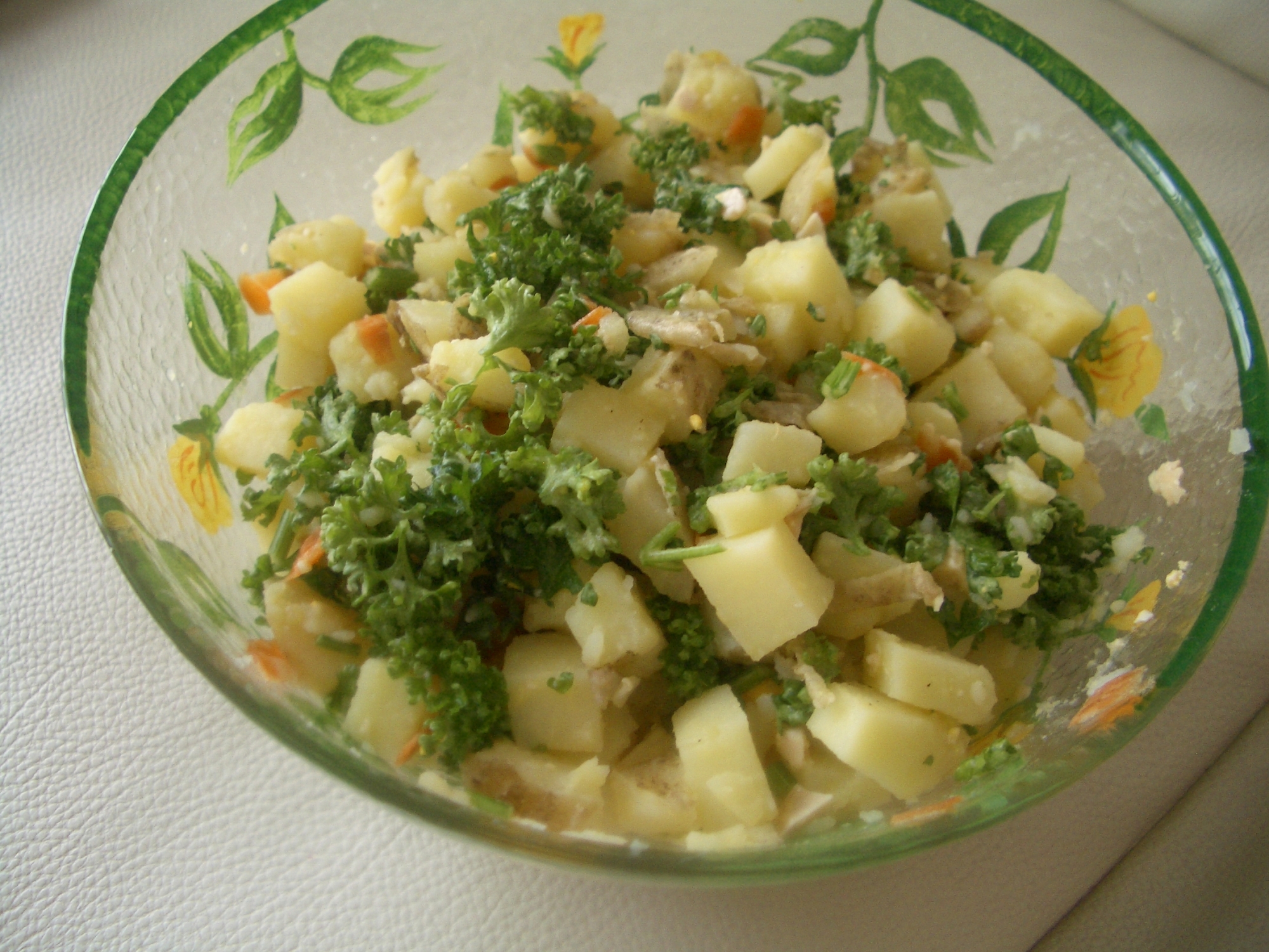 葉っぱのガラス皿に盛り付けたポテトとツナのパセリサラダ