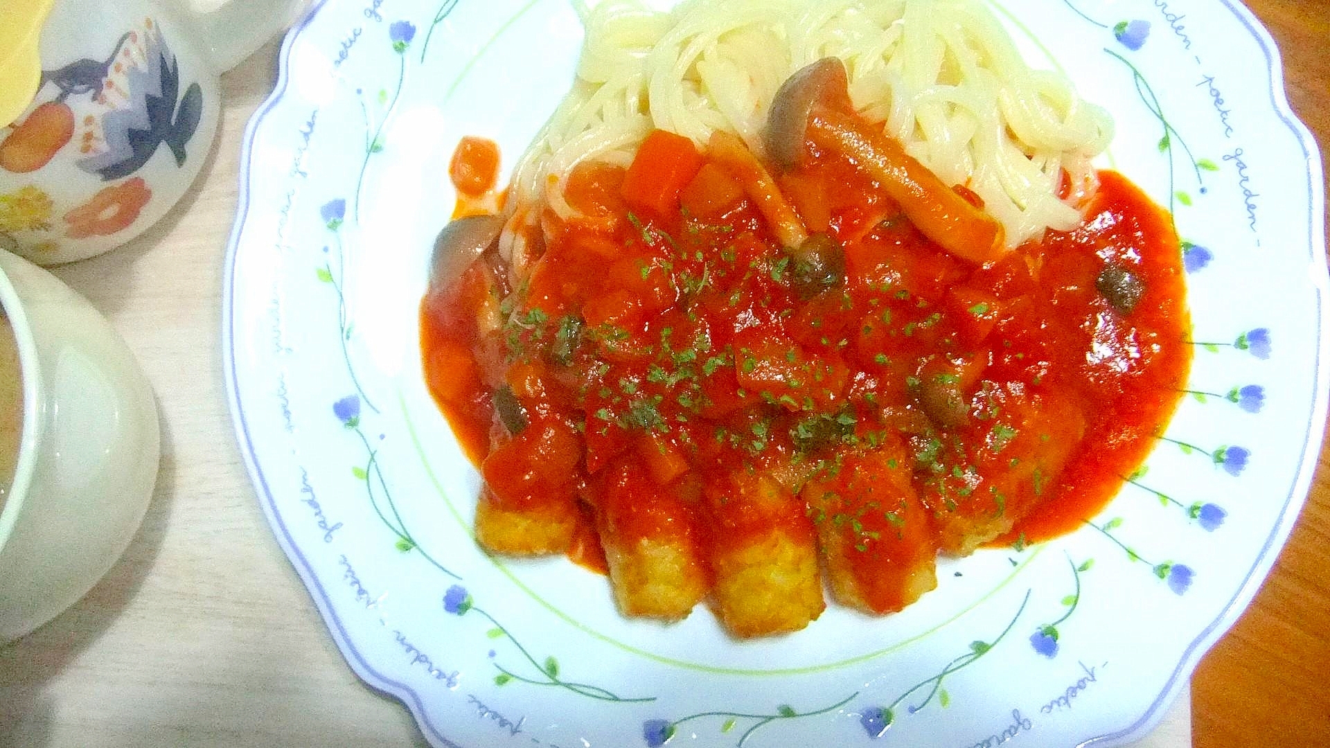 ハッシュポテトとトマトソースのパスタ