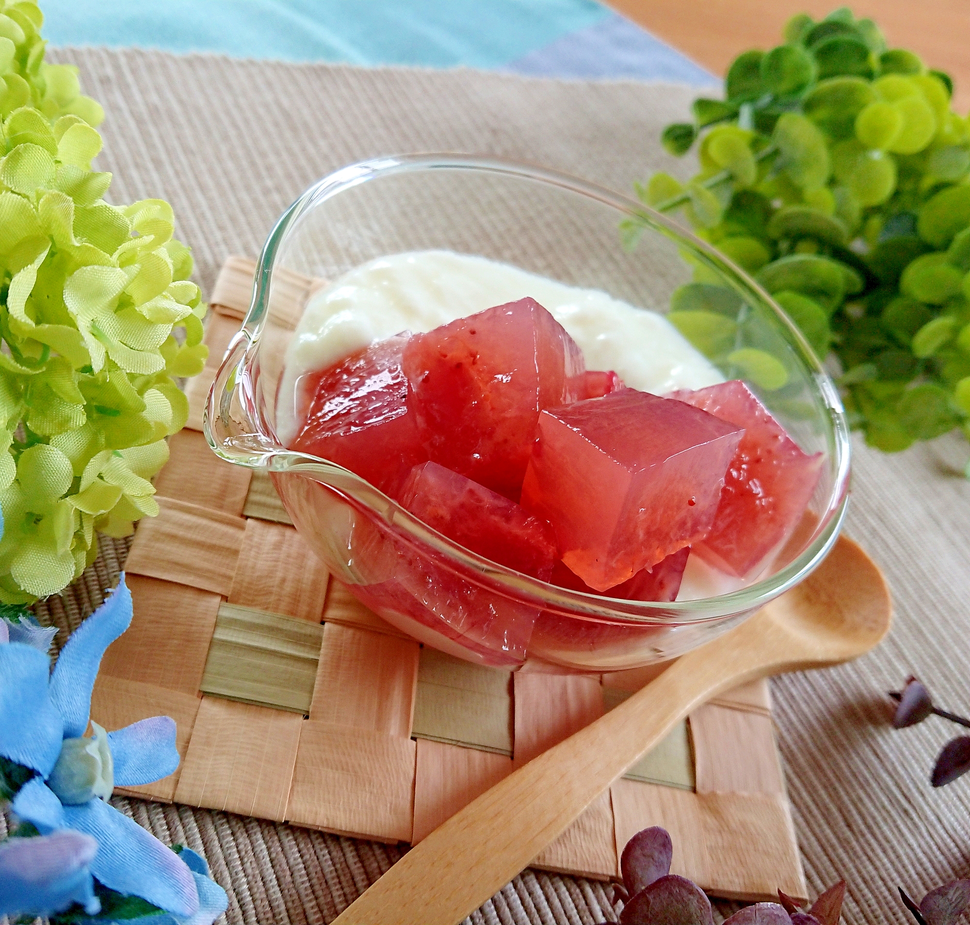 寒天屋さんのイチゴジャム寒天はヨーグルトと一緒に