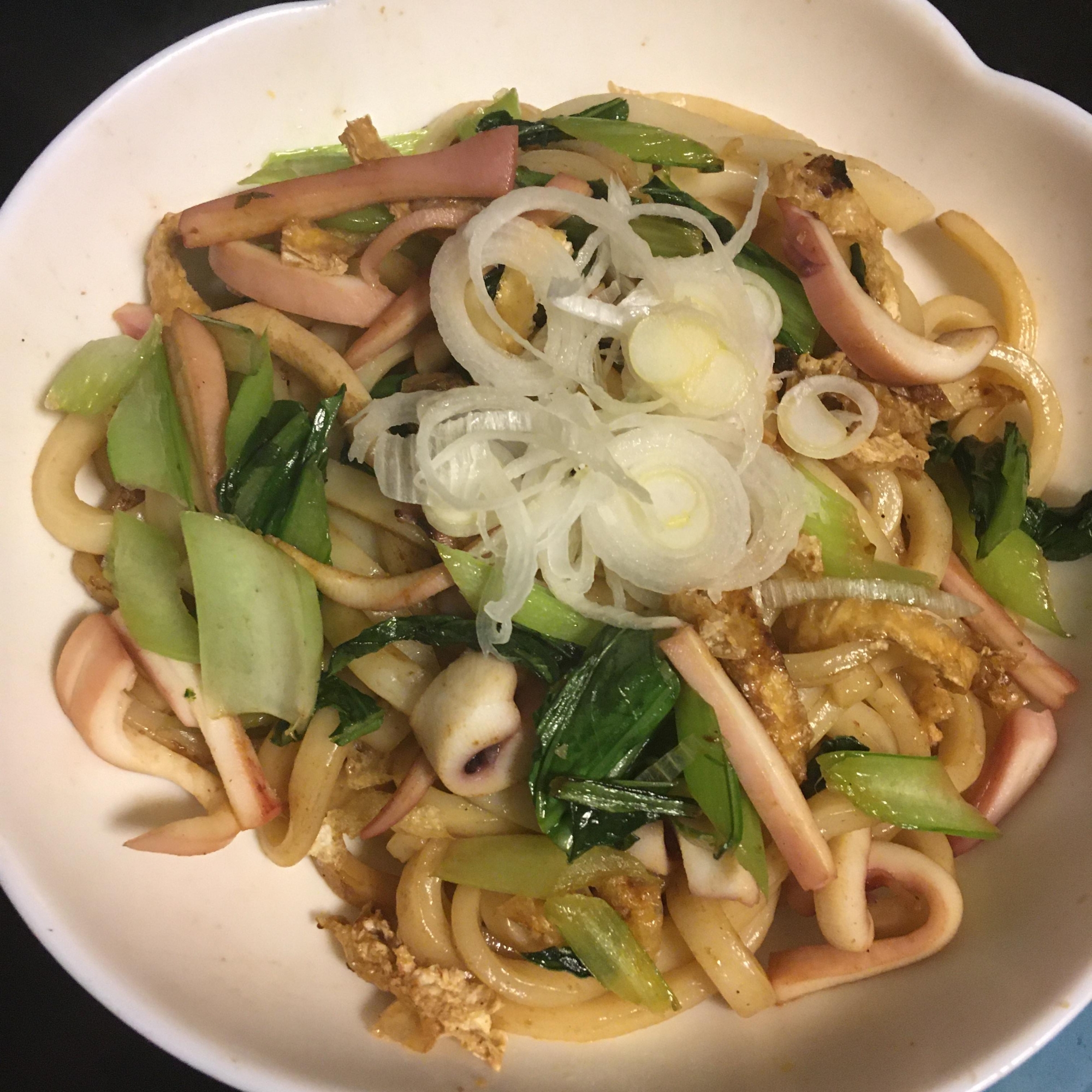 いか、小松菜、ねぎ、油揚げのソース焼きうどん
