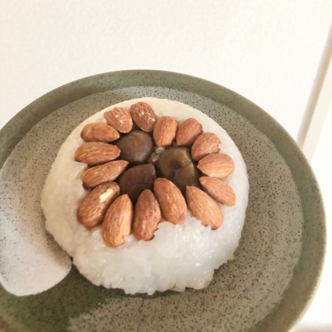 丸皿に盛り付けた八宝飯