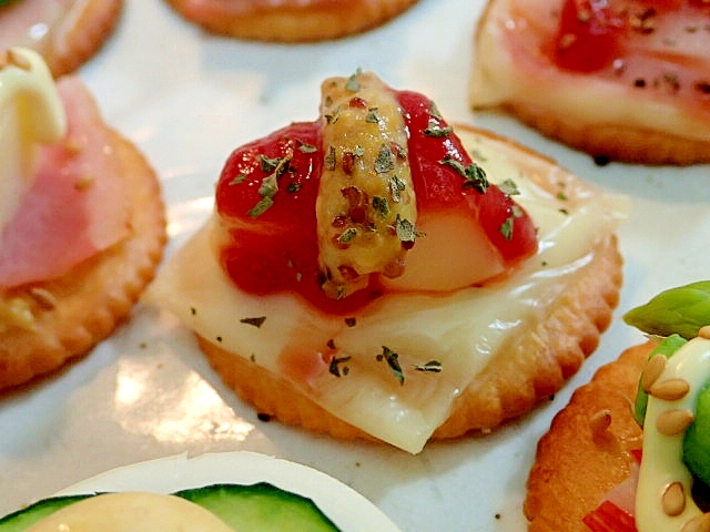 マスタード/ケチャで　チーズとじゃが芋の焼きリッツ