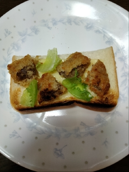 メンチカツピザトースト