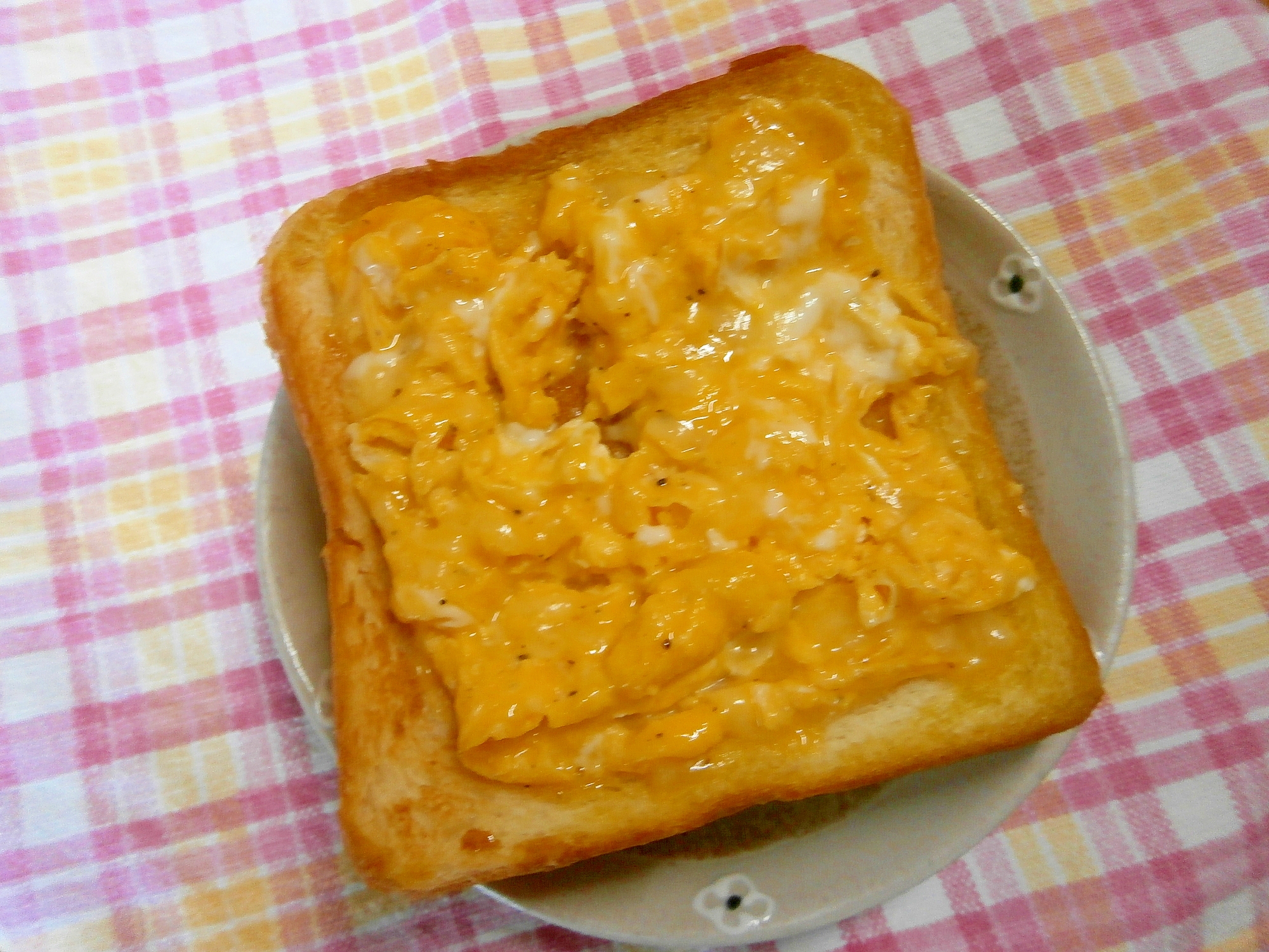 チーズスクランブルエッグのトースト
