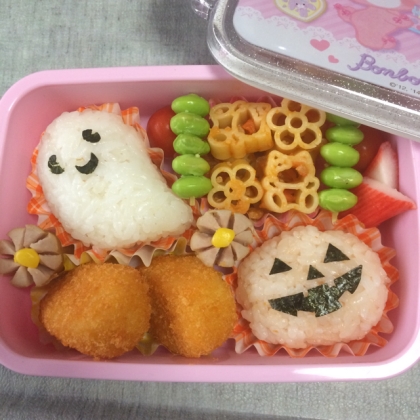 ハロウィン弁当作りましたー！ケチャップ混ぜるだけでかぼちゃっぽくなって簡単ですね！子供のお弁当開けた瞬間が楽しみです！