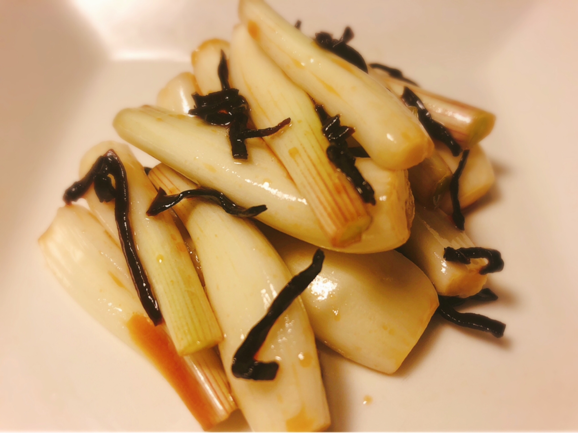 白い皿に盛られたエシャレットの塩こんぶ和え