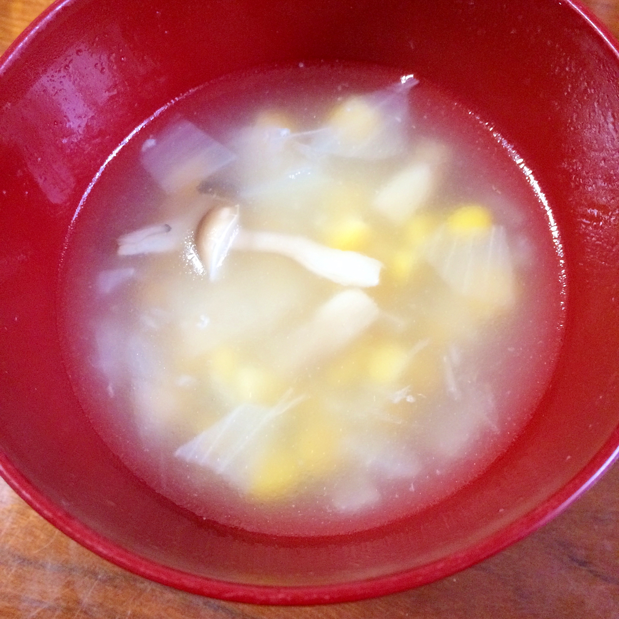 コーンとしめじと玉ねぎの中華スープ