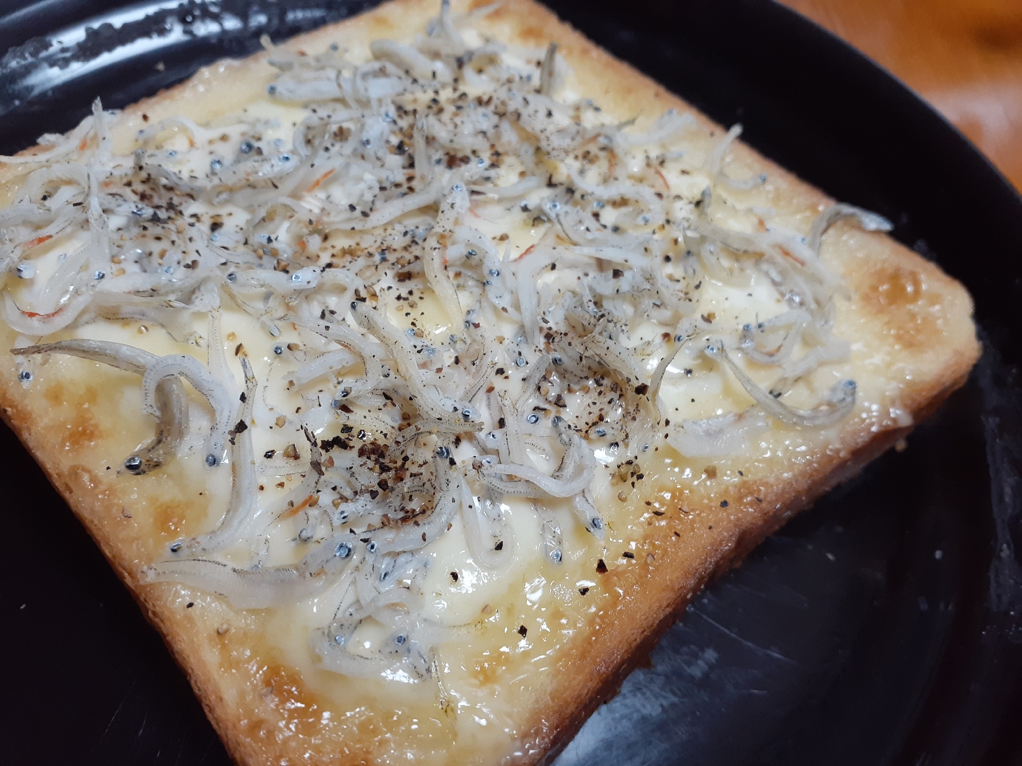 うんまいから食べてみて!しらすトースト!