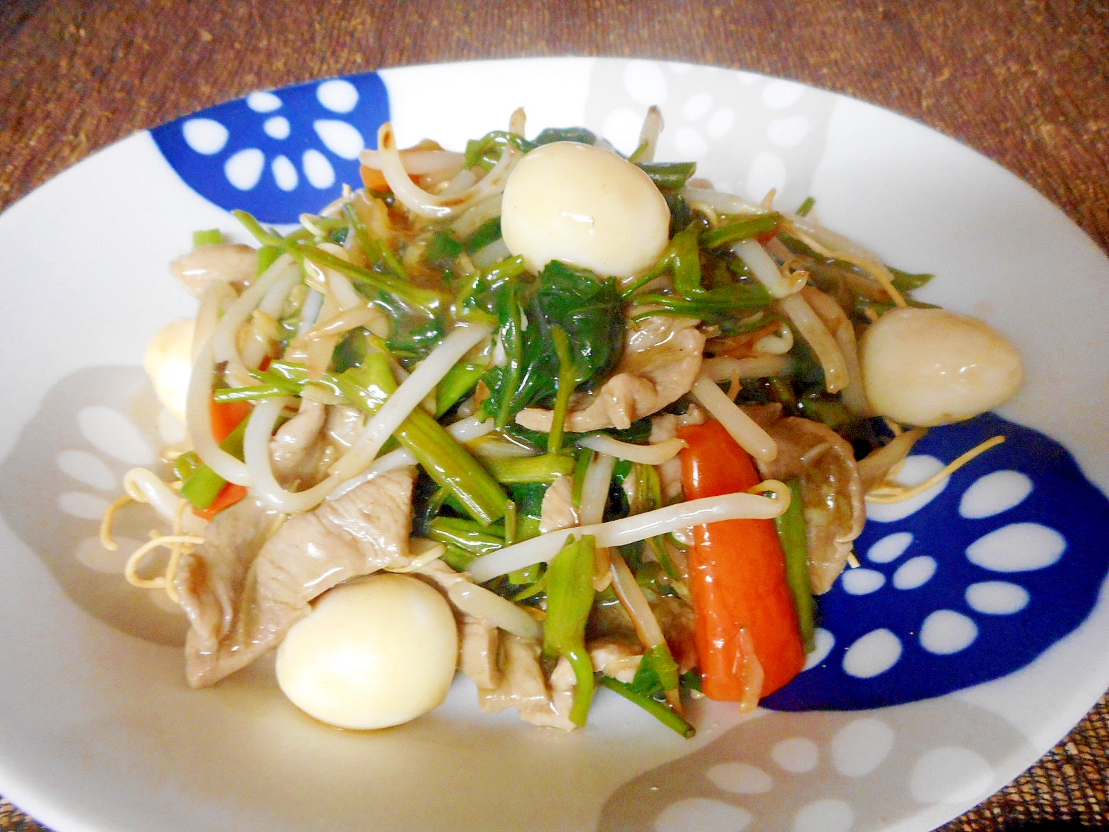 空芯菜とウズラ卵のあんかけ焼きそば