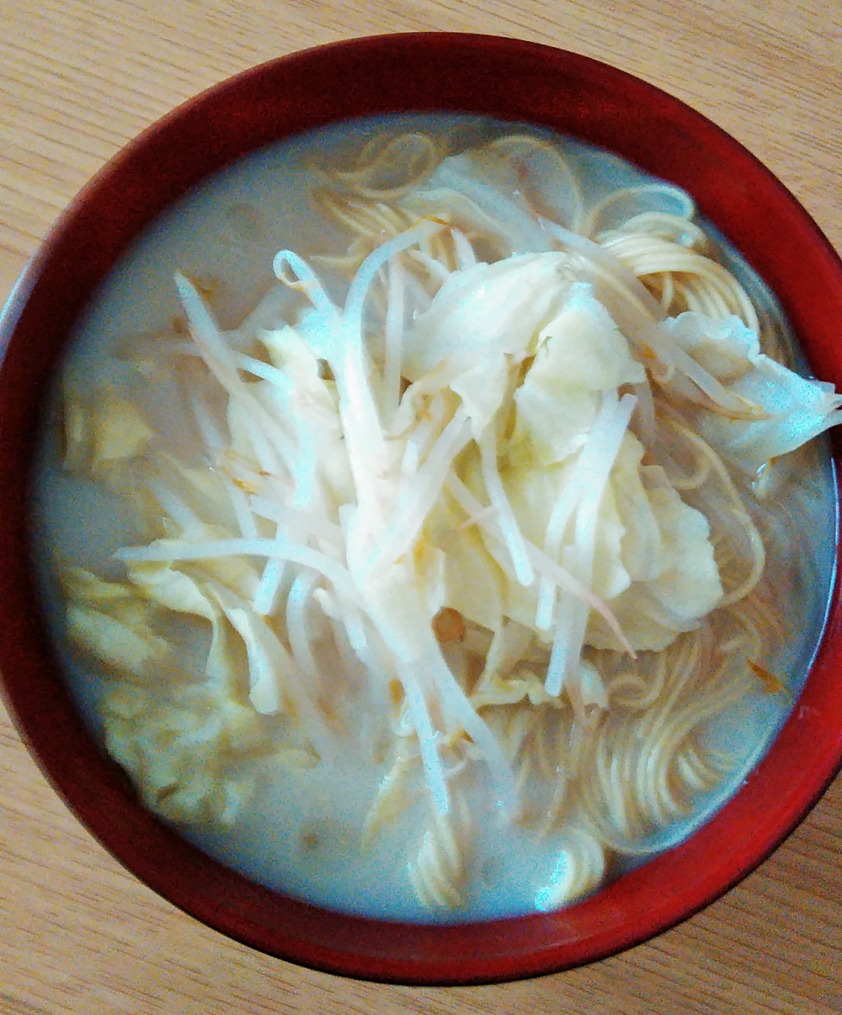 もやしとキャベツの豚骨ラーメン