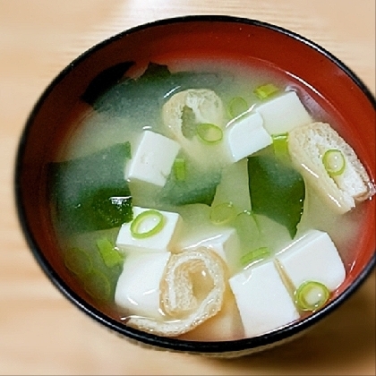 絹豆腐と薄揚げと青葱とワカメのお味噌汁