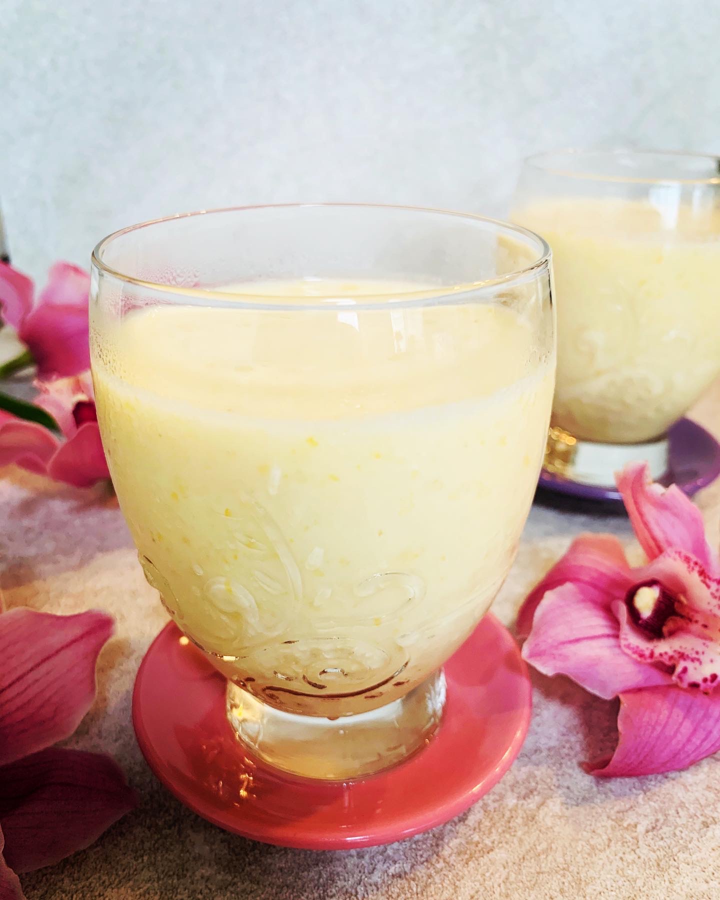 グラスに入った冷凍バナナで作るミックスジュース