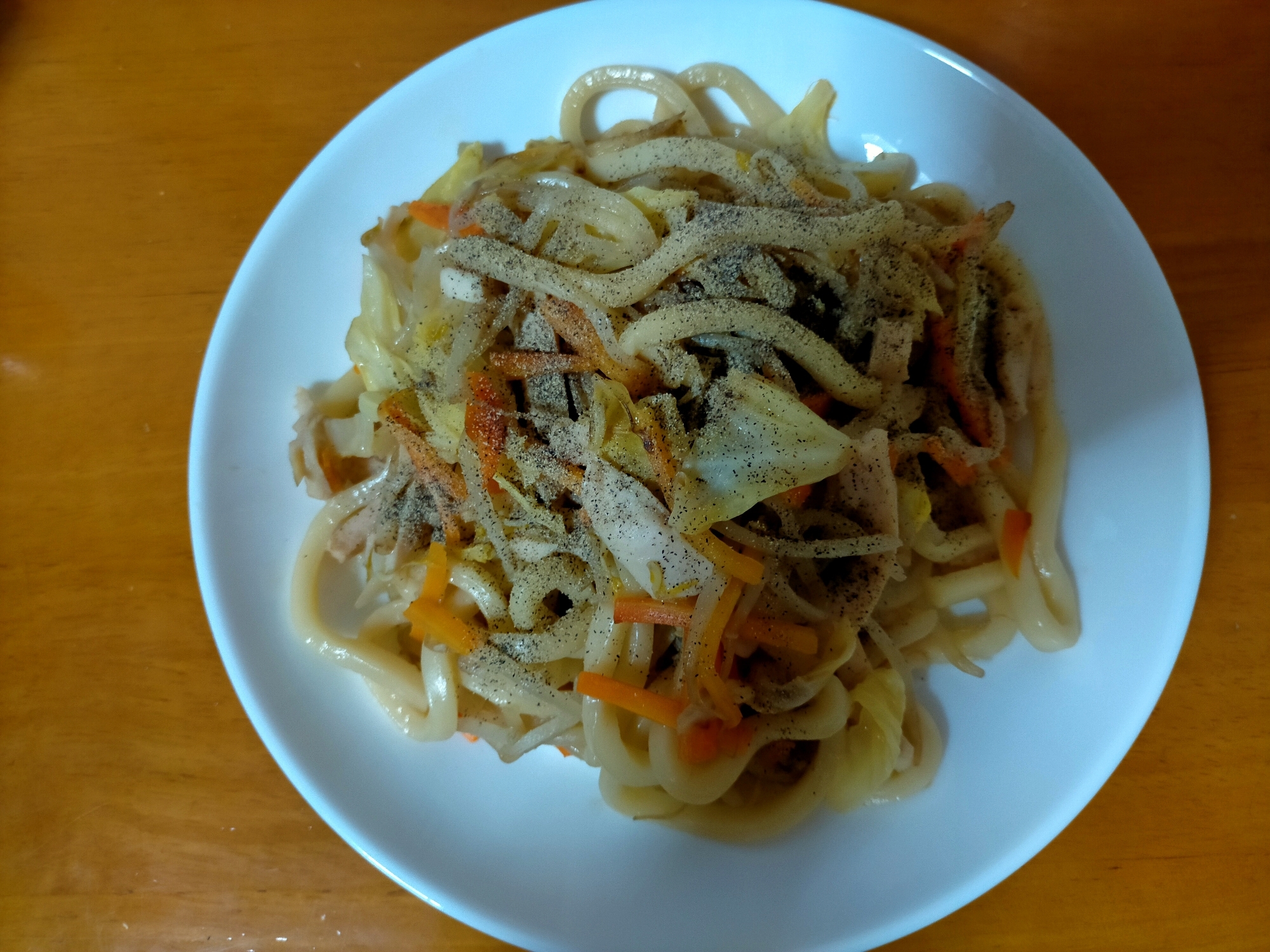 キャベツと人参ともやしとサラダチキンの焼きうどん