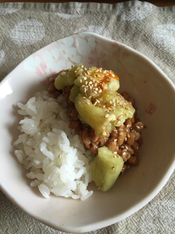 焼きナスと納豆のラー油風味丼