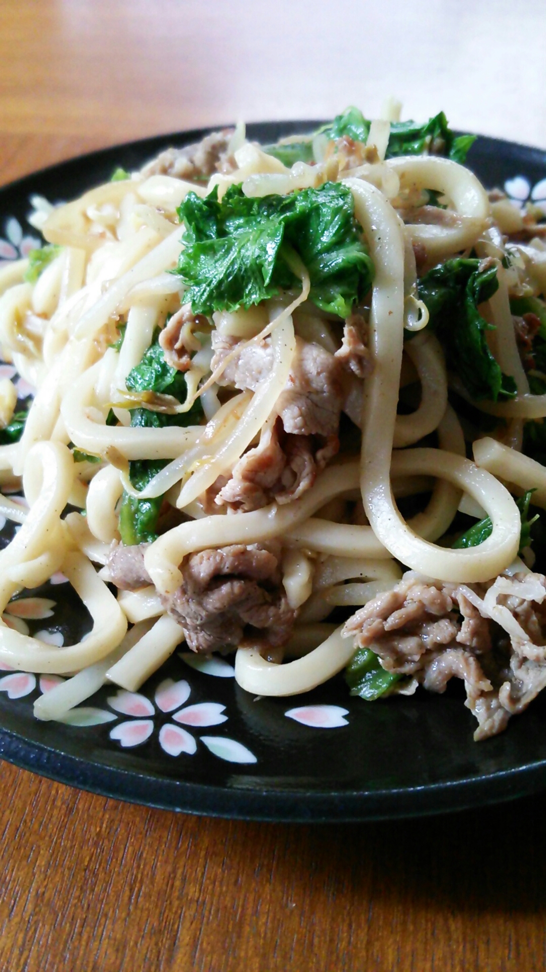 わさび菜とモヤシと豚肉の大人焼きうどん