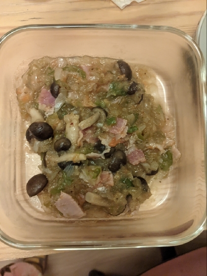 ピーマンの皮むきが困難だったので剥かずにそのまま作りましたが、子供は食べてくれました(^o^)大人用のものはしめじを加えました。また作りたいです。
