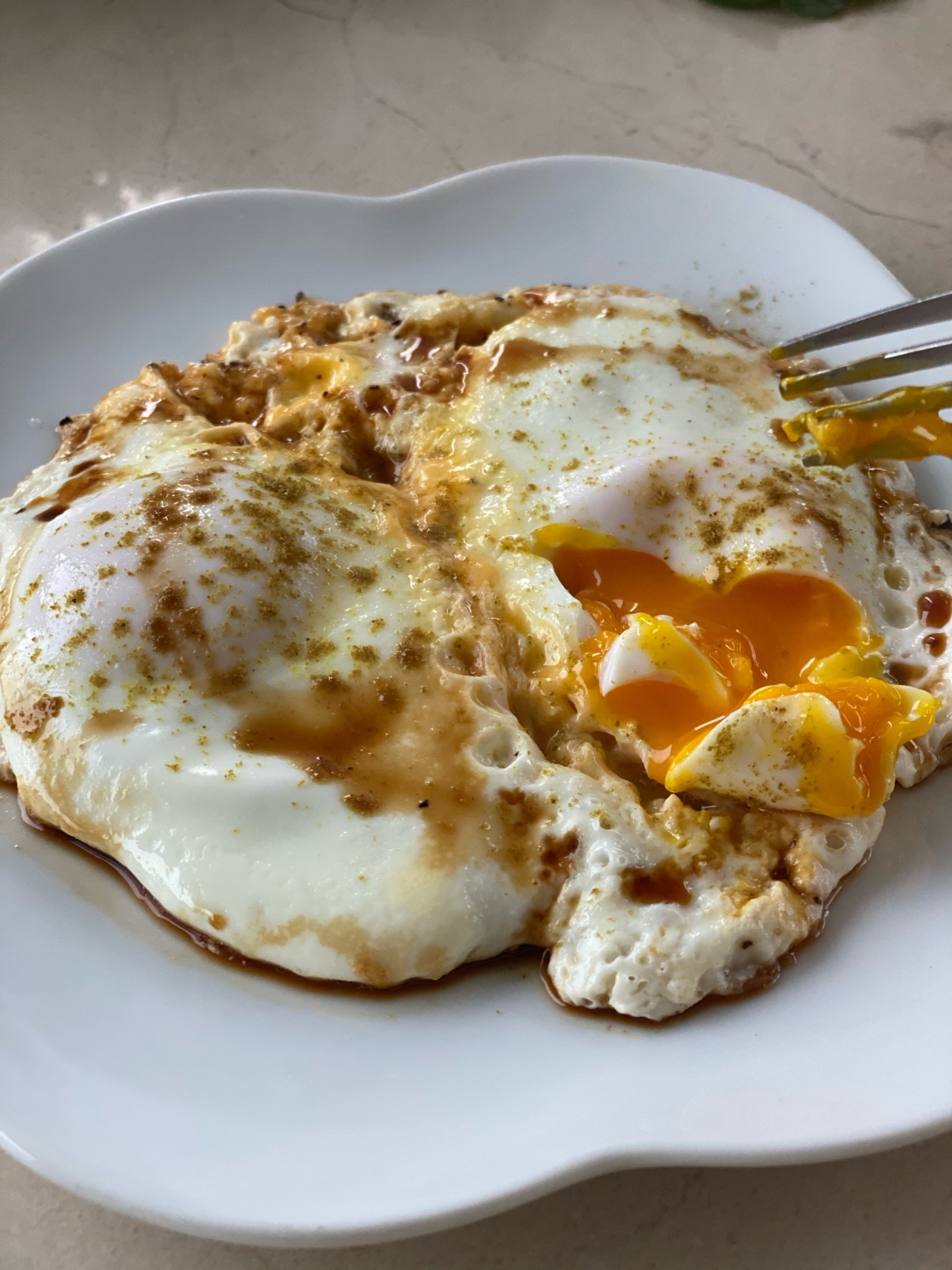 目玉焼き2種のチーズとクミン照り焼きタレ