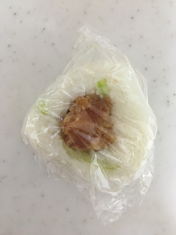 ボリューム満点 唐揚げのレタスご飯おにぎり レシピ 作り方 By Xmickyx 楽天レシピ ボリューム満点 唐揚げのレタスご飯おにぎり レシピ 作り方 By Xmickyx 楽天レシピ