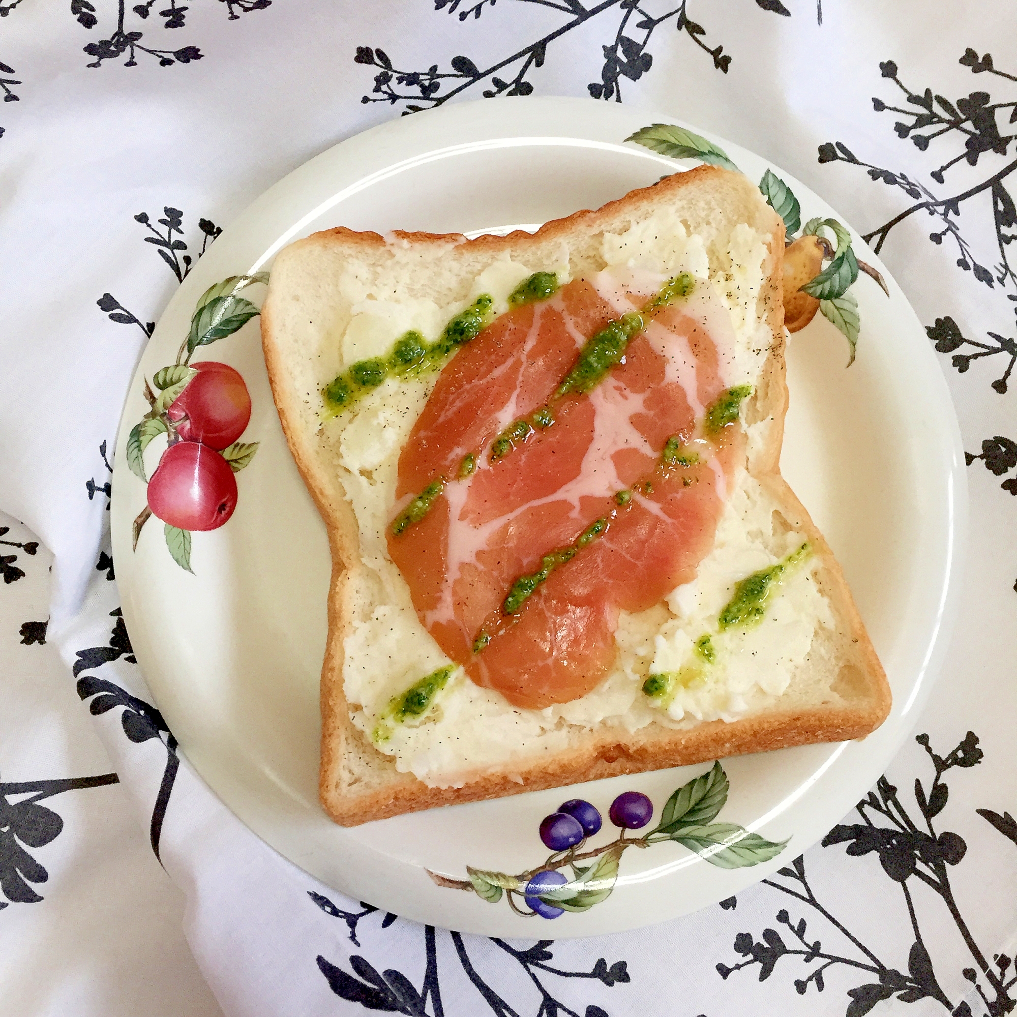 ポテトサラダと生ハムバジルソースでオープンサンド♪