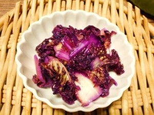 出会いは酢で発色した産直の紫白菜漬物。それからボリジ亭菜園にて栽培して貰ってます。ご飯を巻いても彩り美しく。カンタン酢、便利ですね。ご馳走さまでした♪