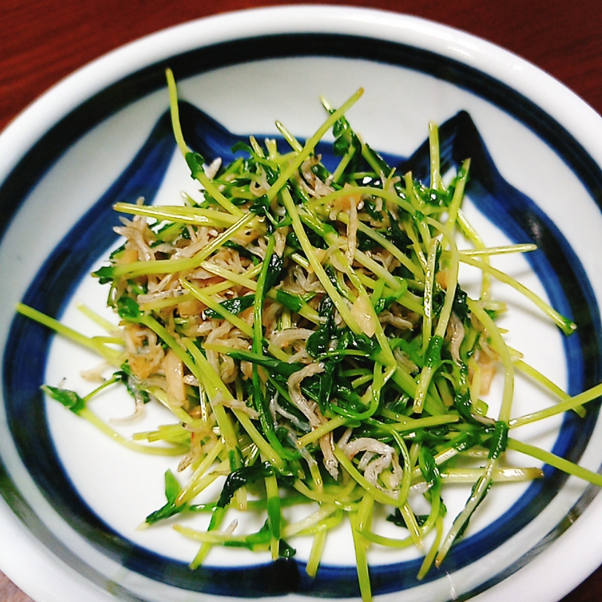 サッと出来るおつまみ！豆苗とじゃこのニンニク醤油