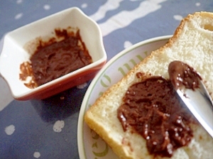 食パンに　溶かしチョコバター