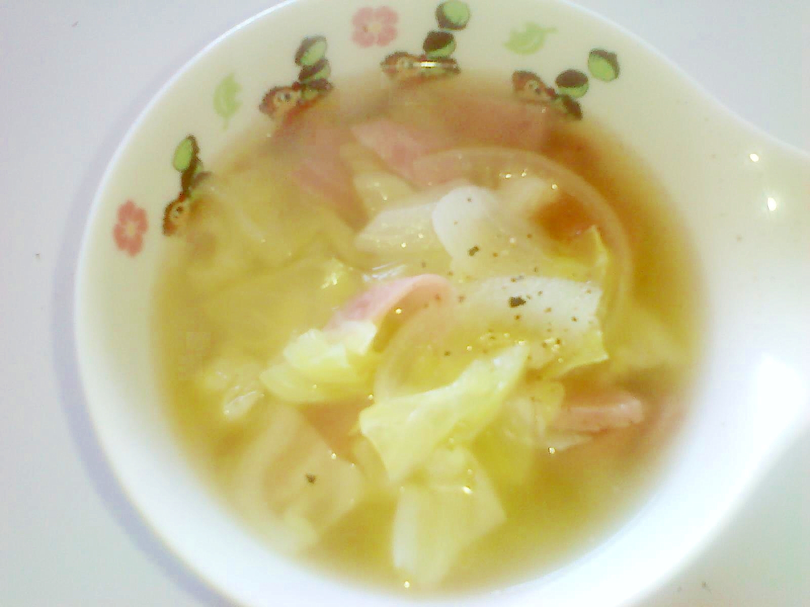 フランクフルト・キャベツ・玉ねぎのスープ