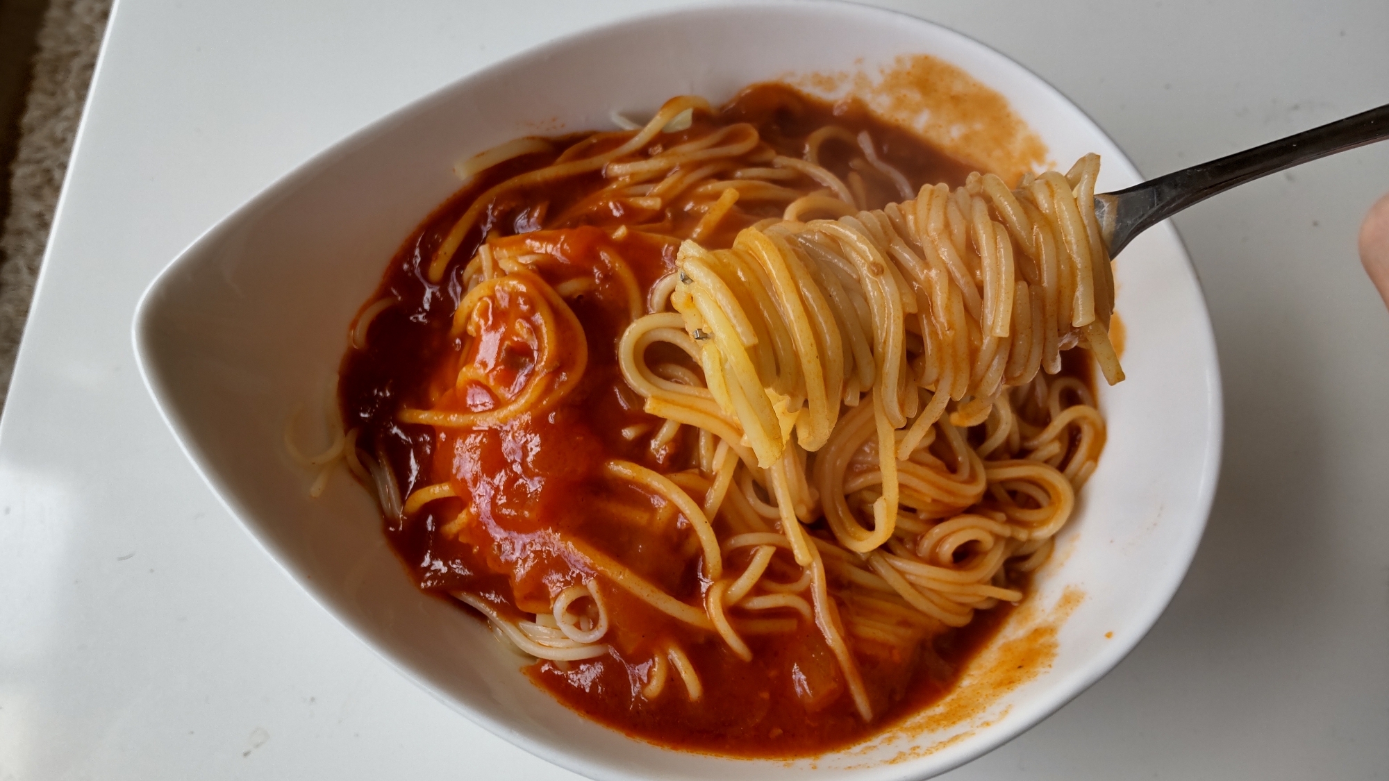 トマト缶と玉ねぎのみのシンプルパスタ