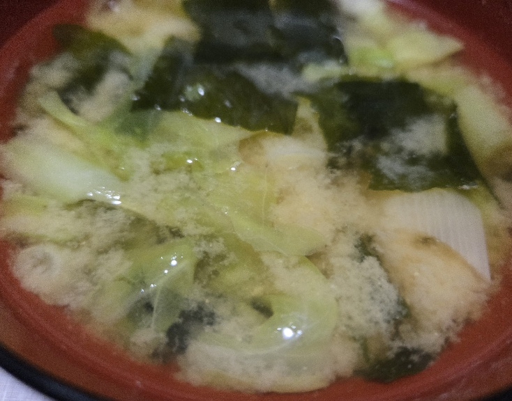 春キャベツとわかめのお味噌汁