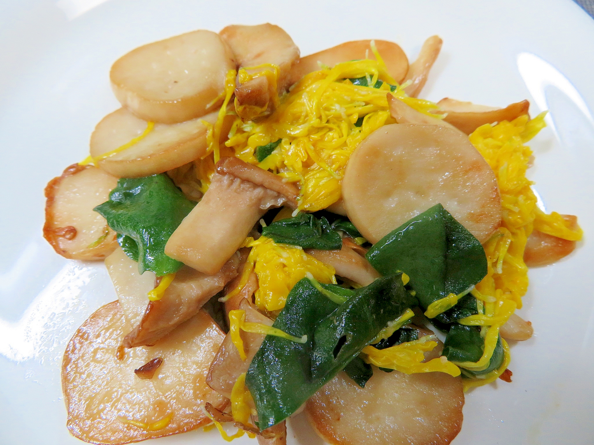 エリンギと食用菊・菊花の炒めもの