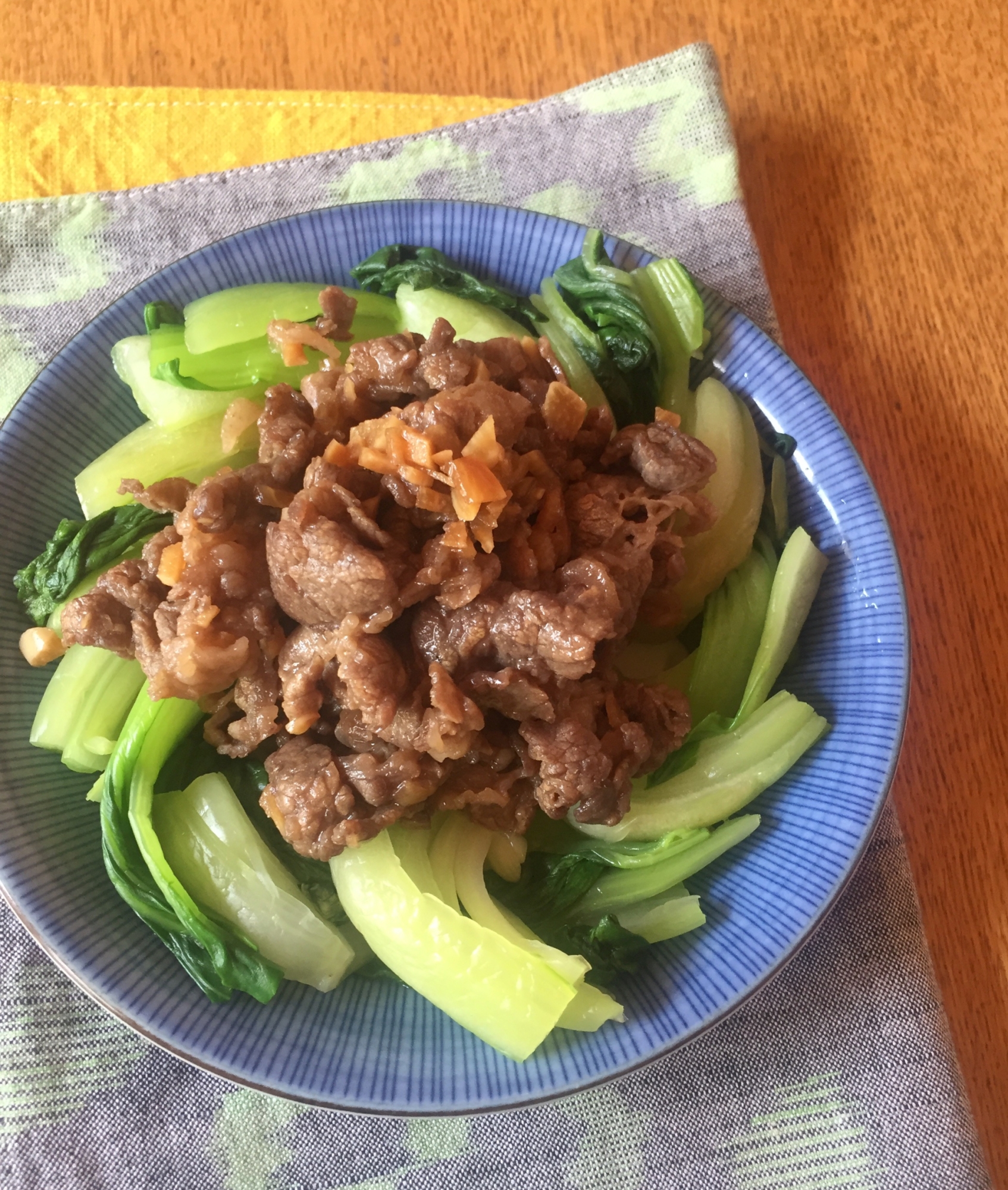 茹でチンゲン菜と牛バラのニンニク醤油炒め