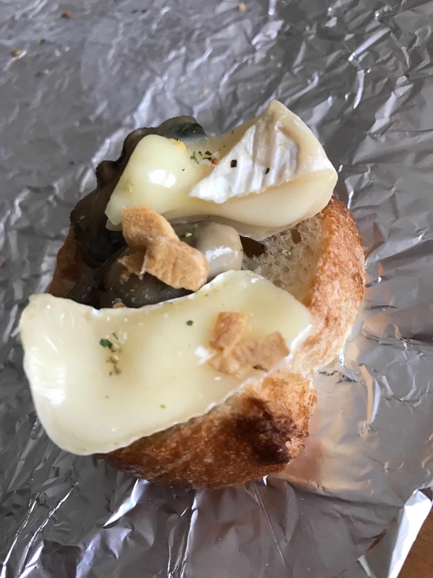 牡蠣のオイル漬けとカマンベールチーズのタルティーヌ