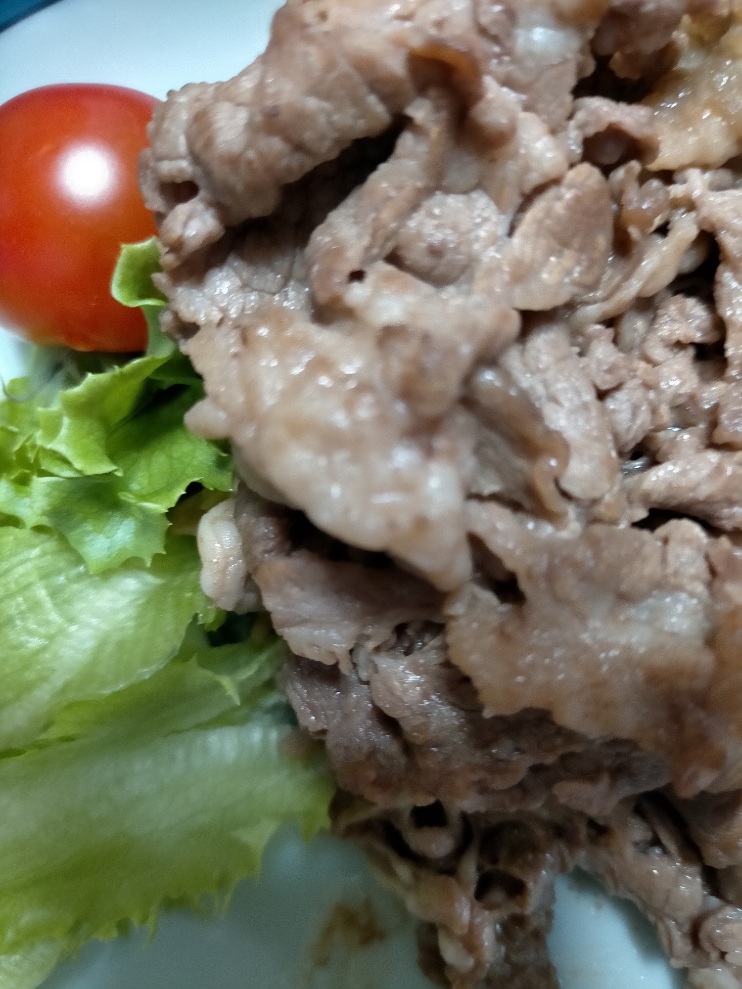 牛肉焼きにプチトマトとレタス添えて