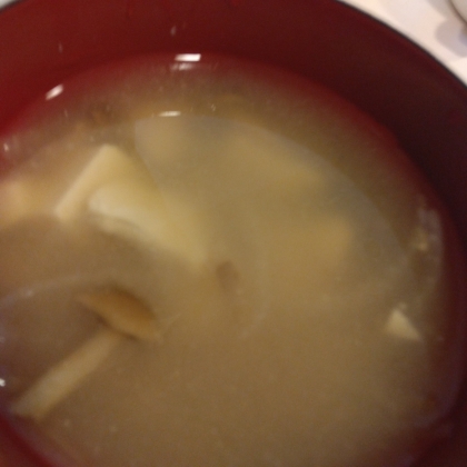 なめこ、豆腐、玉ねぎの味噌汁