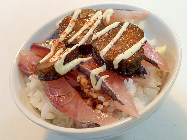 刺身醤油/マヨで　鯵刺と胡瓜漬けのごはん