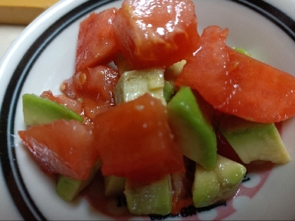 レモンと胡椒を効かせたアボカドトマトサラダ