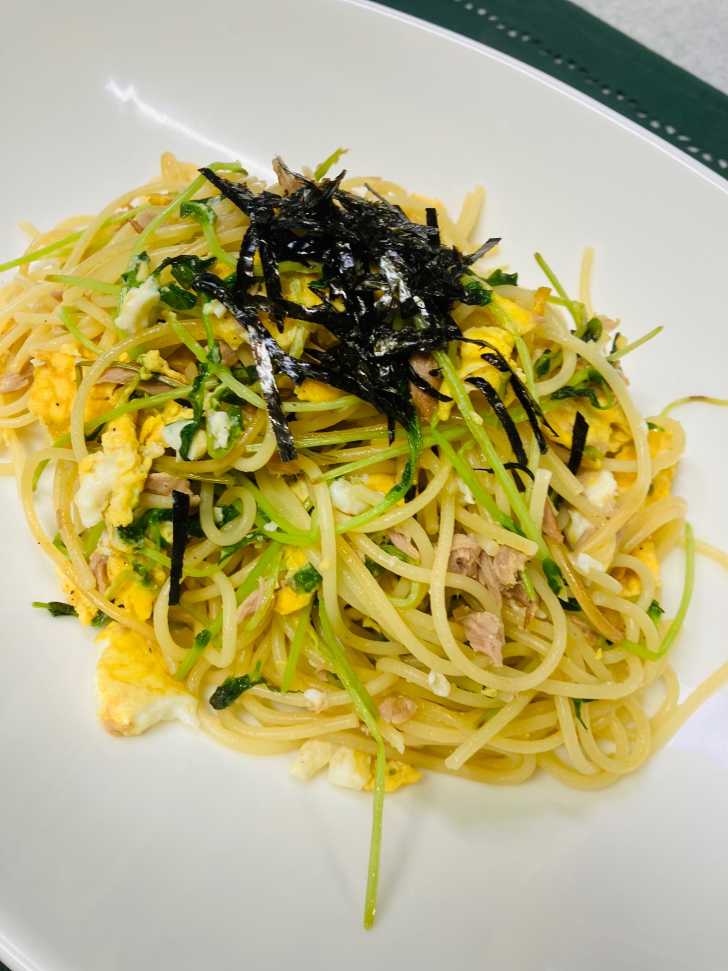 豆苗と卵とツナ缶で春色パスタ