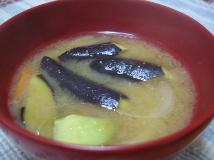 今日の夕方レシピ見たら注目レシピでこれが紹介されていたから、うちも今日は茄子のお味噌汁になりました☆tnmsamさんとこは赤みそかあ。赤みそもおいしそうだなあ。